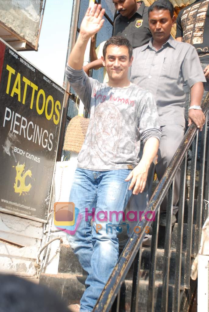 Aamir Khans six pack secret in Ghajini revealed with trainer Satya in Barbarian Gym on 14th December 2008 