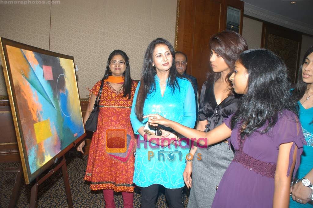 Priyanka Chopra, Poonam Dhillon at Ayushi Mahajan art event in Leela Hotel on 15th December 2008 