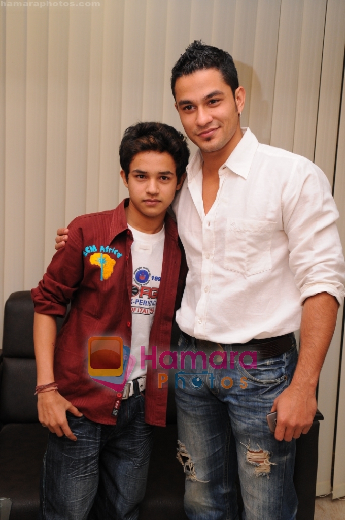 Kunal Khemu meets his look-alike Indian Idol 4 contestant Remo Ghosh on 17th December 2008