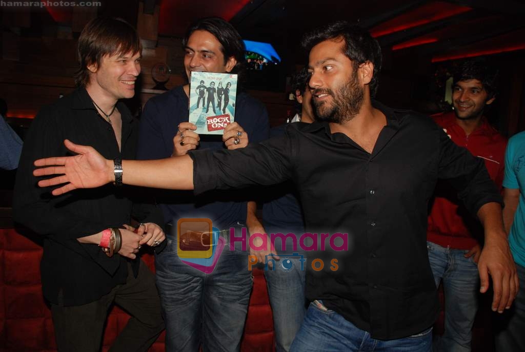 Luke Kenny, Arjun Rampal, Farhan Akhtar, Abhishek Kapoor, Purab Kohli at Rock On DVD launch in Hard Rock Cafe on 17th December 2008 