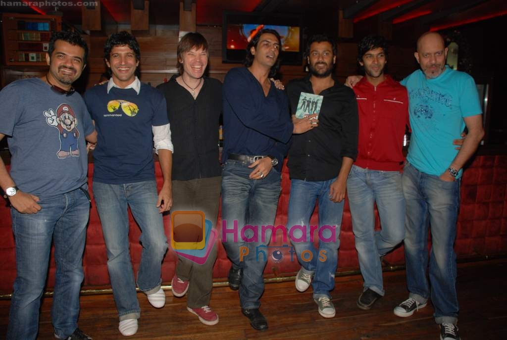 Ehsaan Noorani, Farhan Akhtar, Luke Kenny, Arjun Rampal, Abhishek Kapoor, Purab Kohli, Loy Mendonca at Rock On DVD launch in Hard Rock Cafe on 17th December 2008 