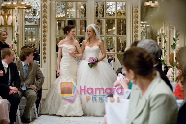 Anne Hathaway, Kate Hudson  in still from the movie Bride Wars