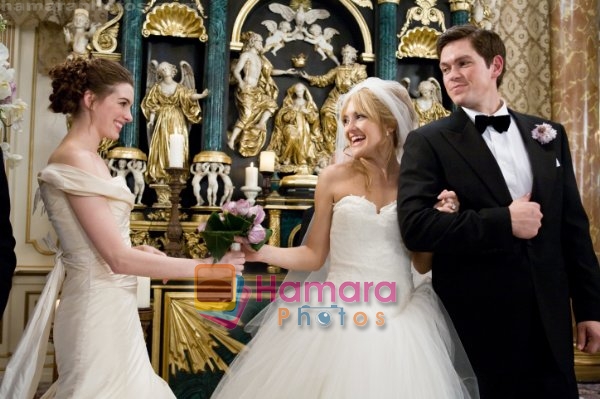 Anne Hathaway, Kate Hudson, Steve Howey in still from the movie Bride Wars