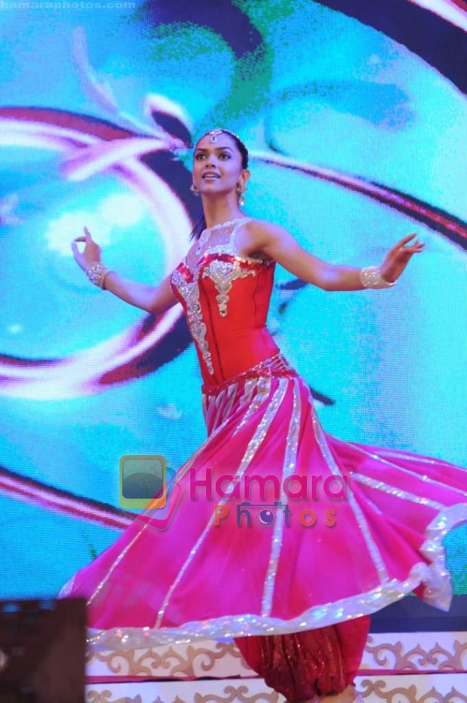 Deepika Padukone at LUX Sabsey Favourite Kaun Grand Finale in Star Gold on 23rd December 2008 