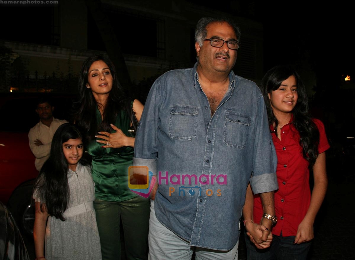 Boney Kapoor, Sridevi with Kids at ghajini special screening on 23rd December 2008