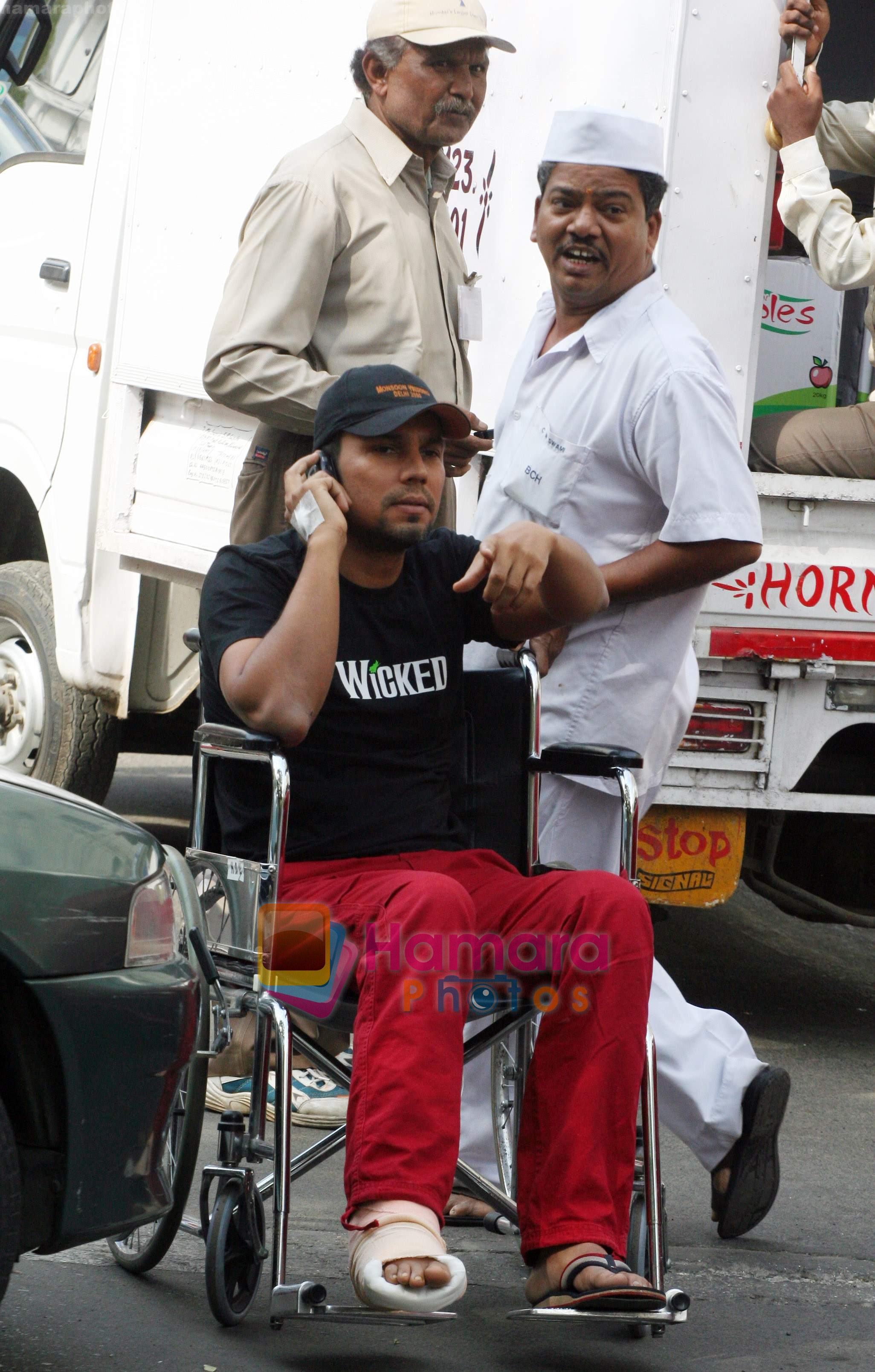 Randeep Hooda coming out of Breach Candy Hospital on 23rd December 2008