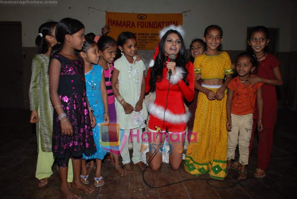 Sherlyn Chopra spends Christmas with kids in Bombay Central on 25th December 2008 