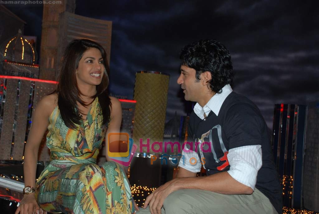 Priyanka Chopra, Farhan Akhtar on the sets of Farhan Akhtar's Oye its Friday in Yash Raj Studios on 25th December 2008 