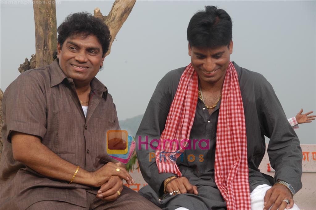 Johny Lever, Raju Shrivastava on Location of Film Bhavna Samjha Karo on 30th December 2008 
