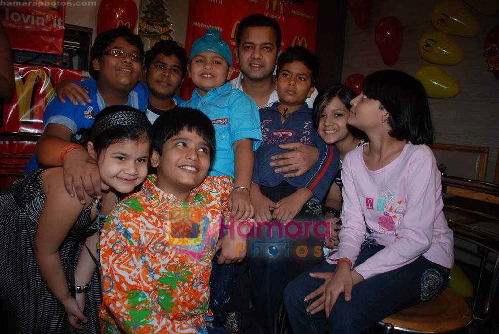 Rahul Mahajan spends time with children in Mcdonalds, Andheri on 31st December 2008