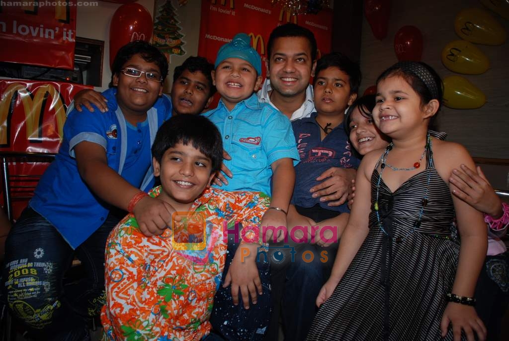 Rahul Mahajan spends time with children in Mcdonalds, Andheri on 31st December 2008 