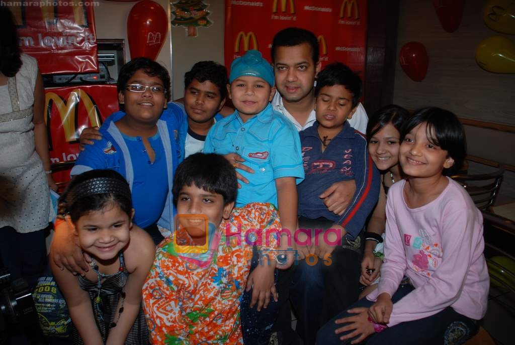 Rahul Mahajan spends time with children in Mcdonalds, Andheri on 31st December 2008 