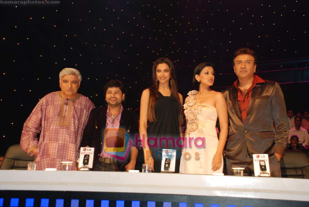 Javed Akhtar, Kailash Kher, Deepika Padukone, Sonali Bendre, Anu Malik on the sets of Indian Idol 4 on 3rd Jan 2009 