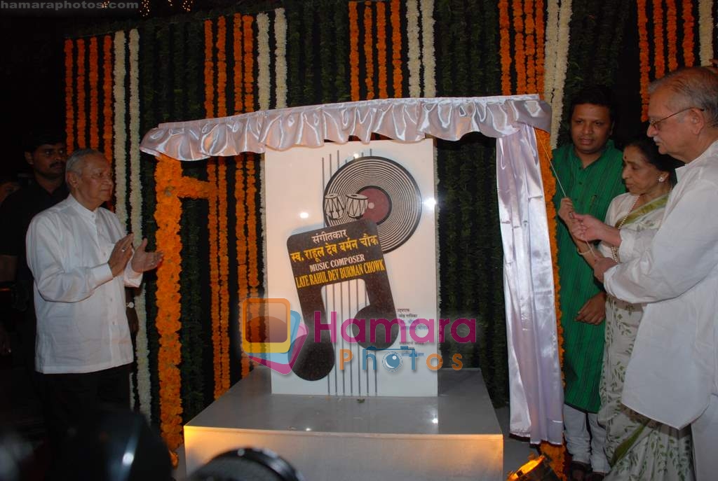 Asha Bhosle inaugurates RD Chowk in Santacruz on 4th Jan 2009 