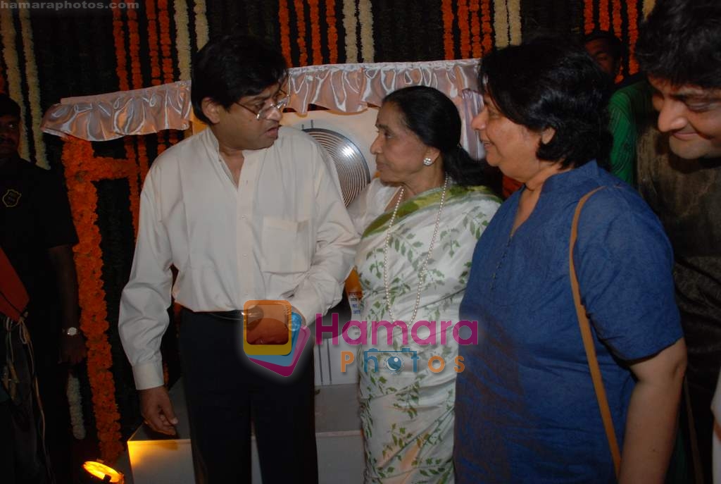 Asha bhosle with amit kumar and daughter at the inauguration of RD Chowk in Santacruz on 4th Jan 2009 