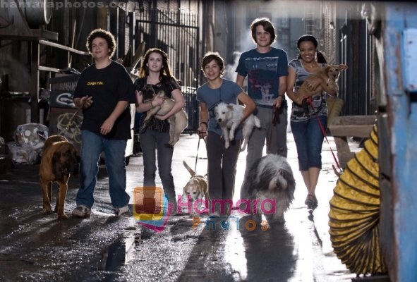 Kyla Pratt, Emma Roberts, Jake T. Austin, Troy Gentile, Johnny Simmons in a still from movie Hotel for Dogs 