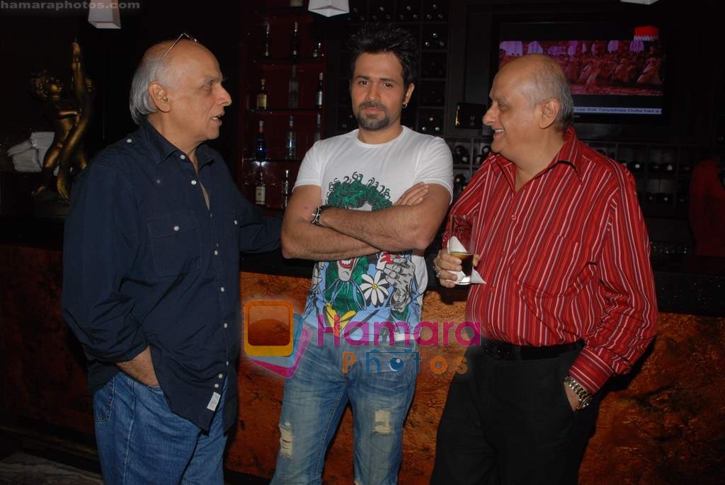 Mahesh Bhatt, Emraan Hashmi, Mukesh Bhatt at Adhyayan Suman's birthday bash in Piano Bar on 13th Jan 2009 