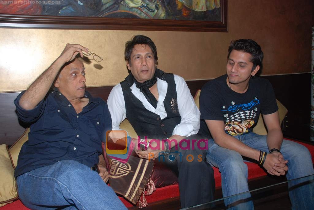Mahesh Bhatt, Shekhar Suman, Mohit Suri at Adhyayan Suman's birthday bash in Piano Bar on 13th Jan 2009 