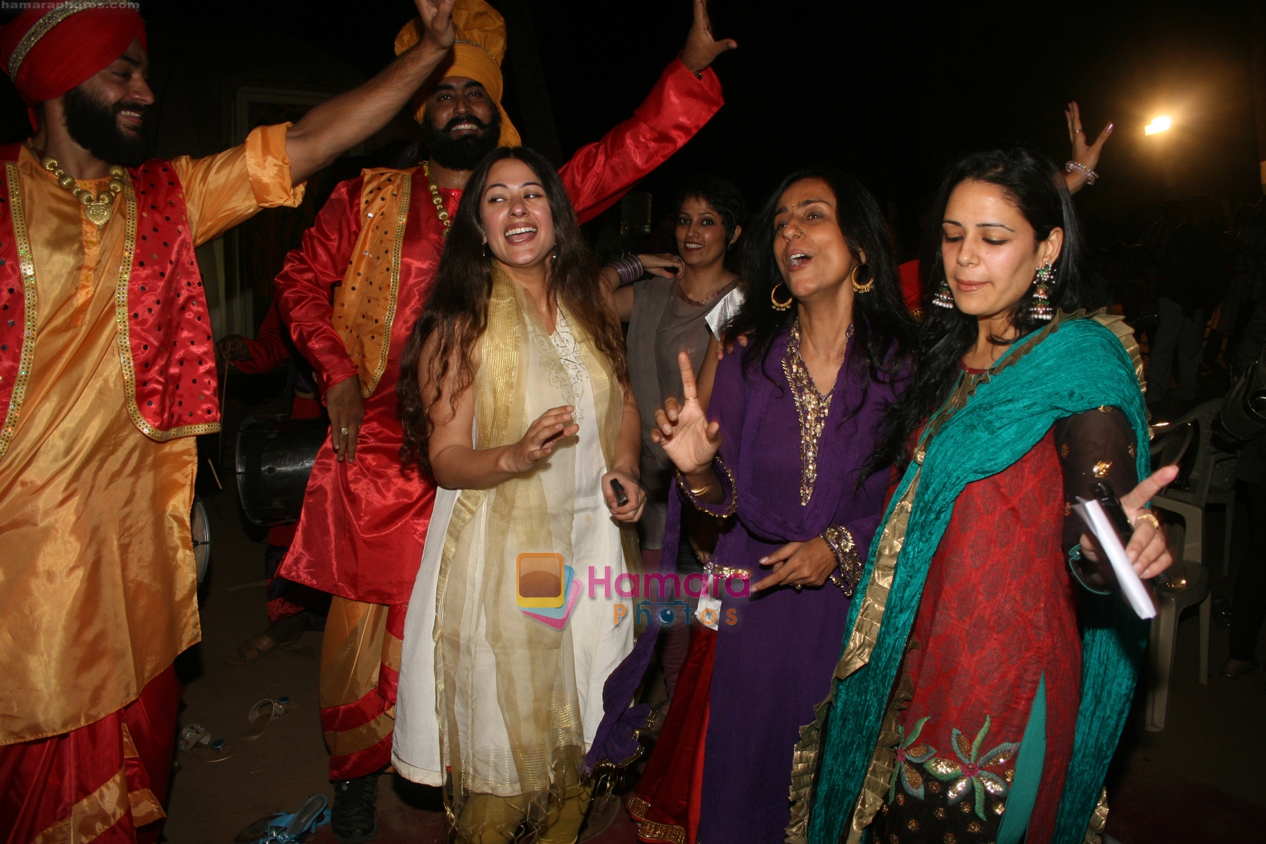 mona vasu  mona siingh and diya singh at DJ-dhol Lodi celebration in Samrosh Bungalow, Madh Island on 13th Jan 2009~0