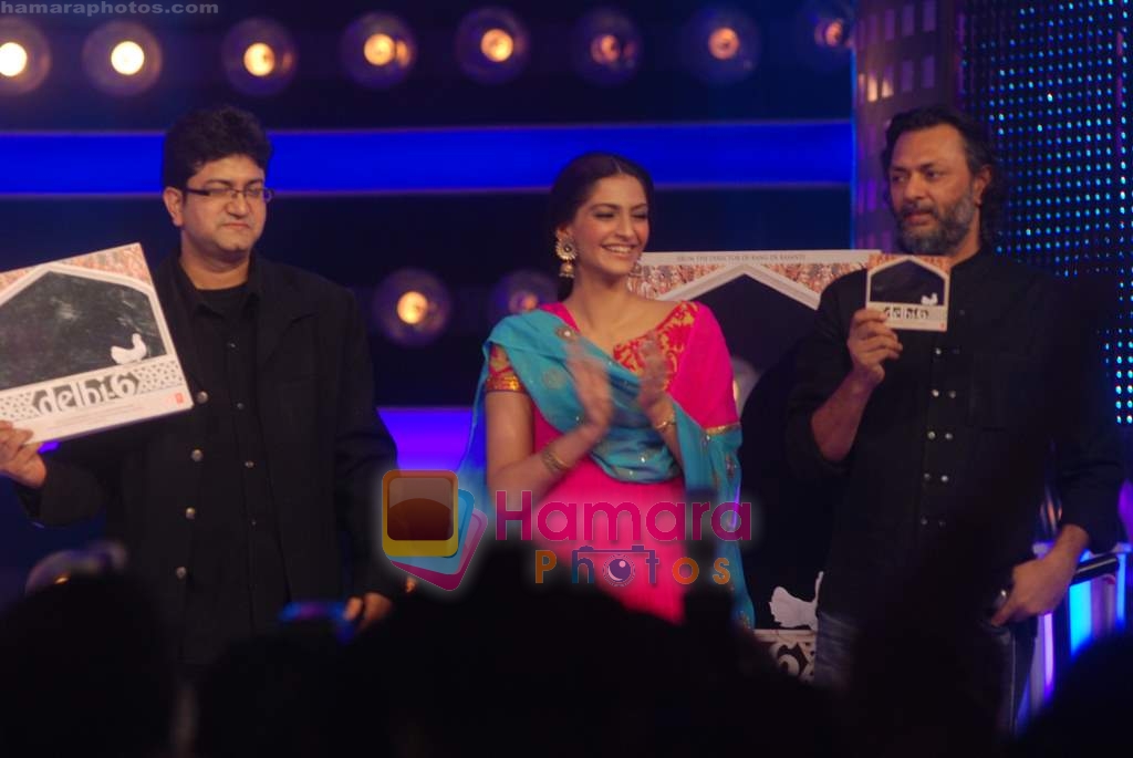 Prasoon Joshi, Sonam Kapoor and Rakesh Mehra on the sets of Indian Idol 4 in R K Studios on 17th Jan 2009 