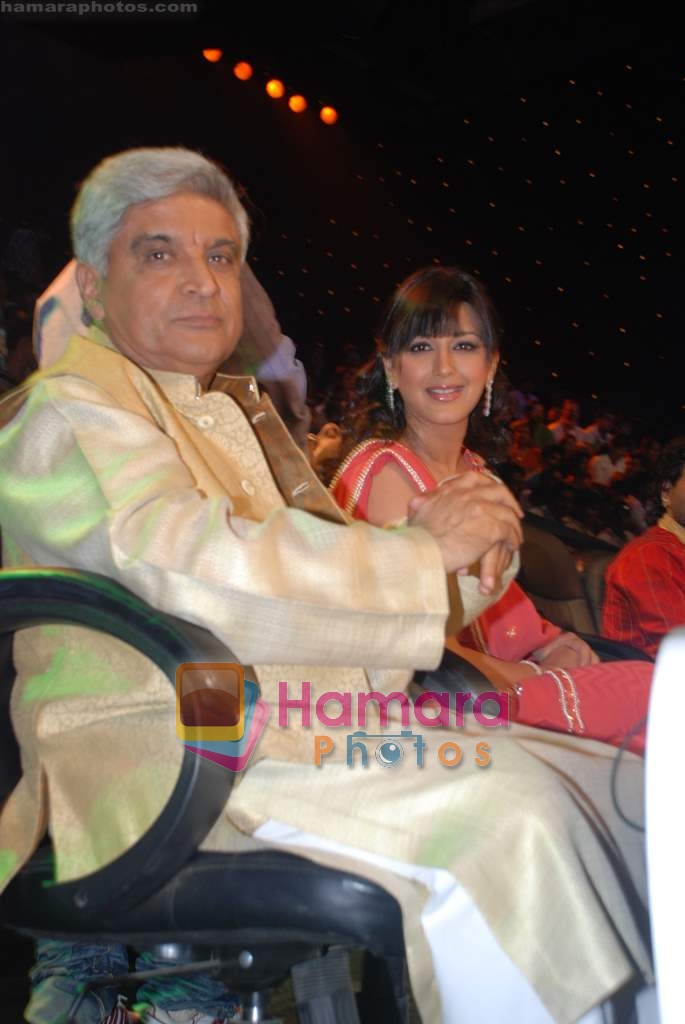 Javed Akhtar, Sonali Bendre on the sets of Indian Idol 4 in R K Studios on 17th Jan 2009 