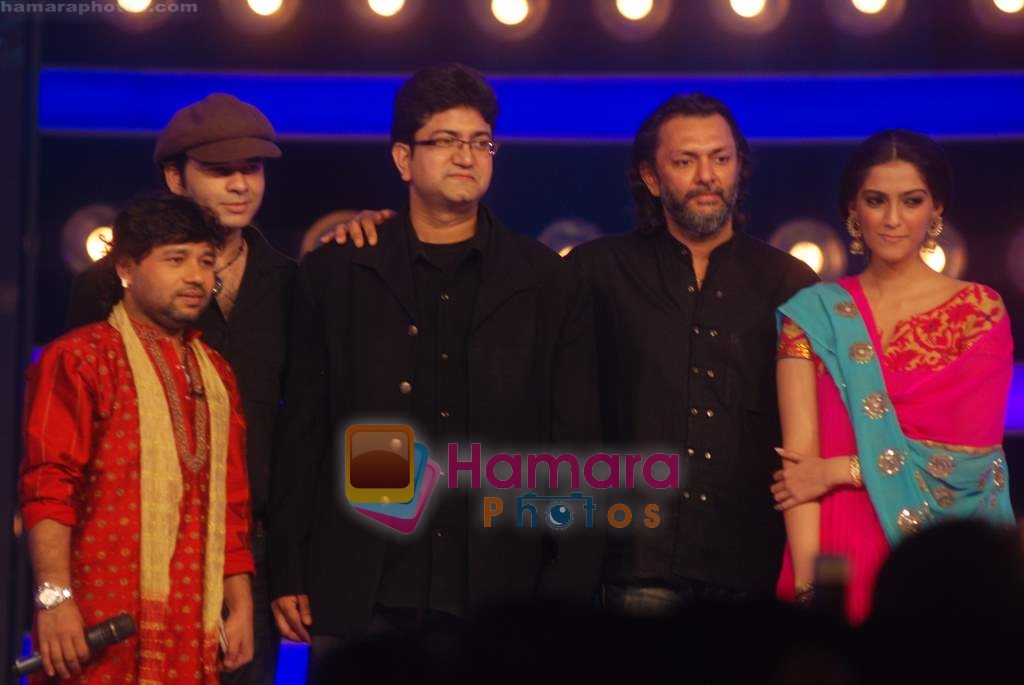 Prasoon Joshi, Sonam Kapoor and Rakesh Mehra, Kailash Kher on the sets of Indian Idol 4 in R K Studios on 17th Jan 2009 