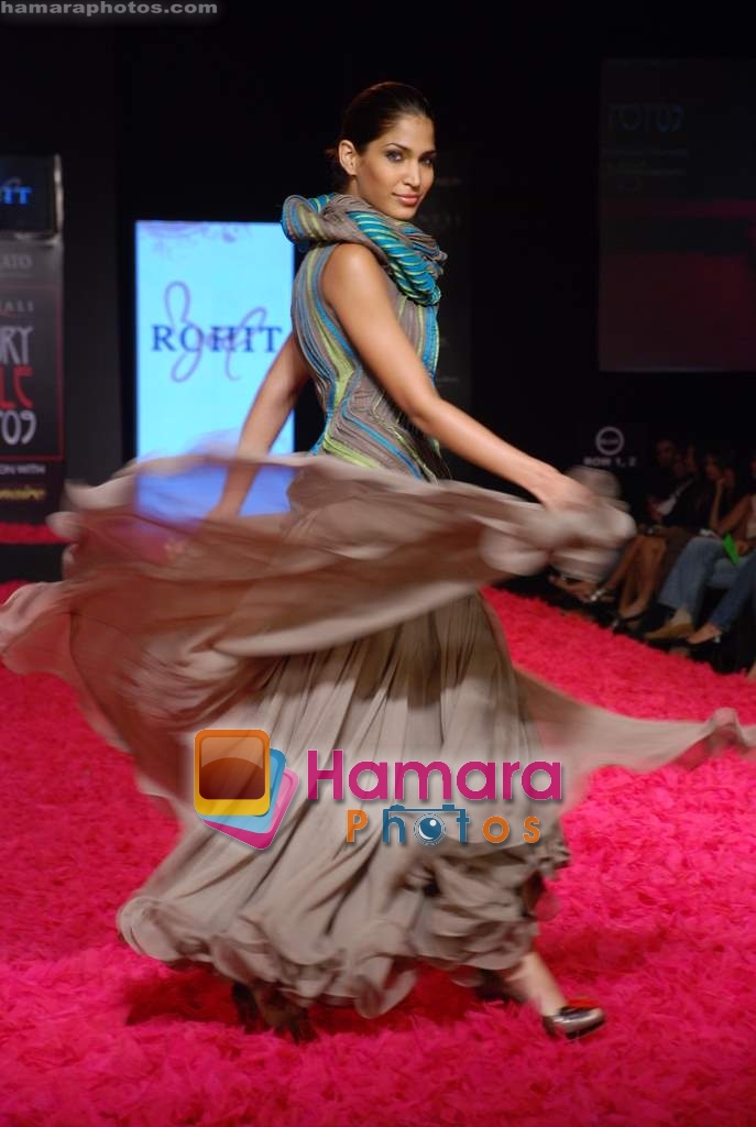 Model walks the ramp for Rohit Bal at Gitanjali Lifestyle Festival-1 on 20th Jan 2009 