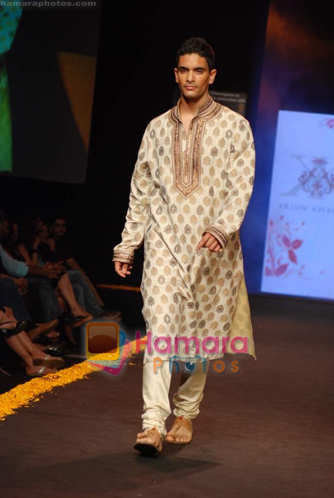 Model walk the ramp for Arjun Khanna at Gitanjali Luxury Style Fest Day 2 on 21st Jan 2009 