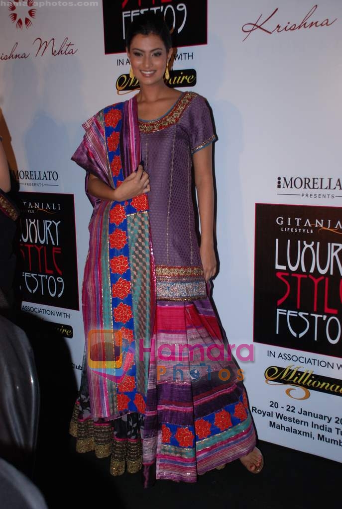 Sayali Bhagat at Krishna Mehta's collection at Gitanjali Luxury Style Fest Day 2 on 21st Jan 2009