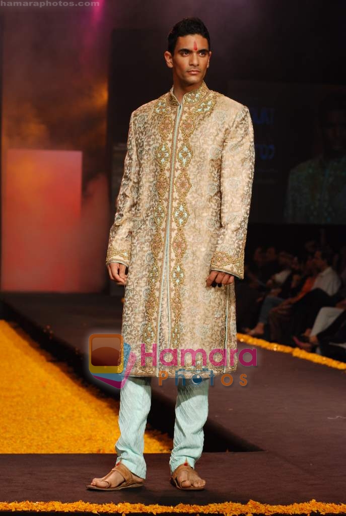 Model walk the ramp for Arjun Khanna at Gitanjali Luxury Style Fest Day 2 on 21st Jan 2009 