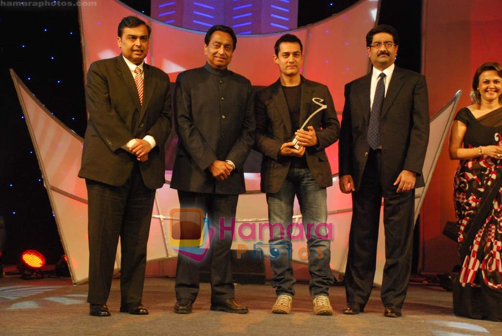 Aamir Khan, Mukesh Ambani at CNBC Business Awards in Taj Land's End on 23rd Jan 2009 