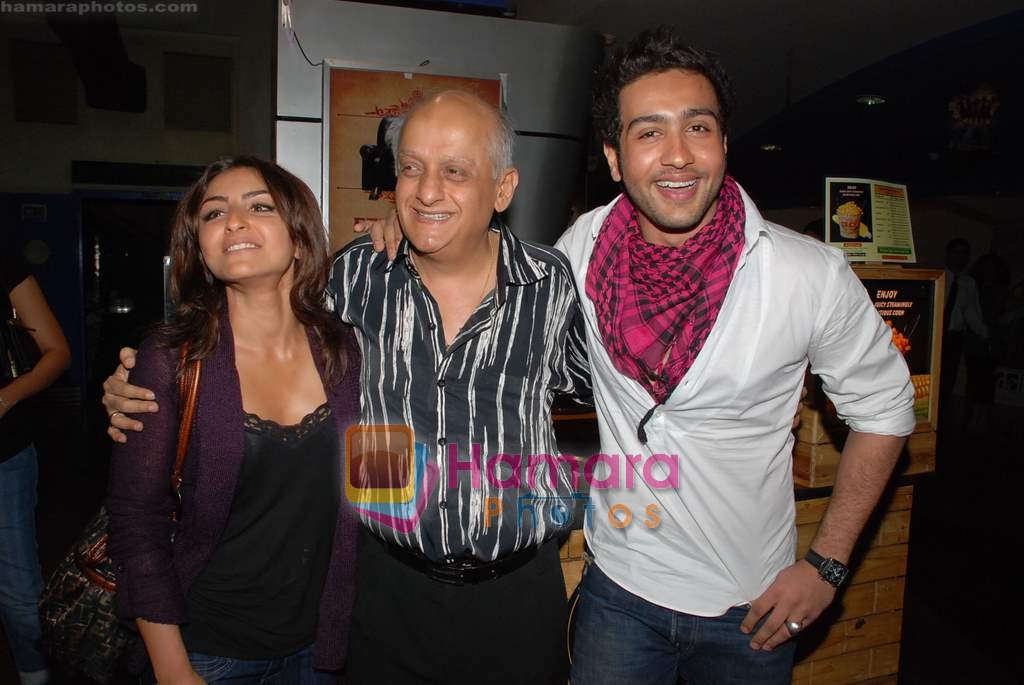 Soha Ali Khan, Mukesh Bhatt, Adhyayan Suman at Raaz premiere in Fame Adlbas on 24th Jan 2009 