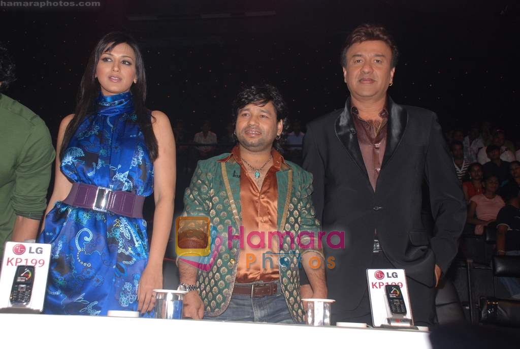 Sonali Bendre, Kailash Kher, Anu Malik on the sets of Indian Idol in R K Studios on 24th Jan 2009 