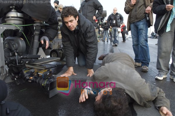 Clive Owen, Tom Tykwer in still from the movie The International 