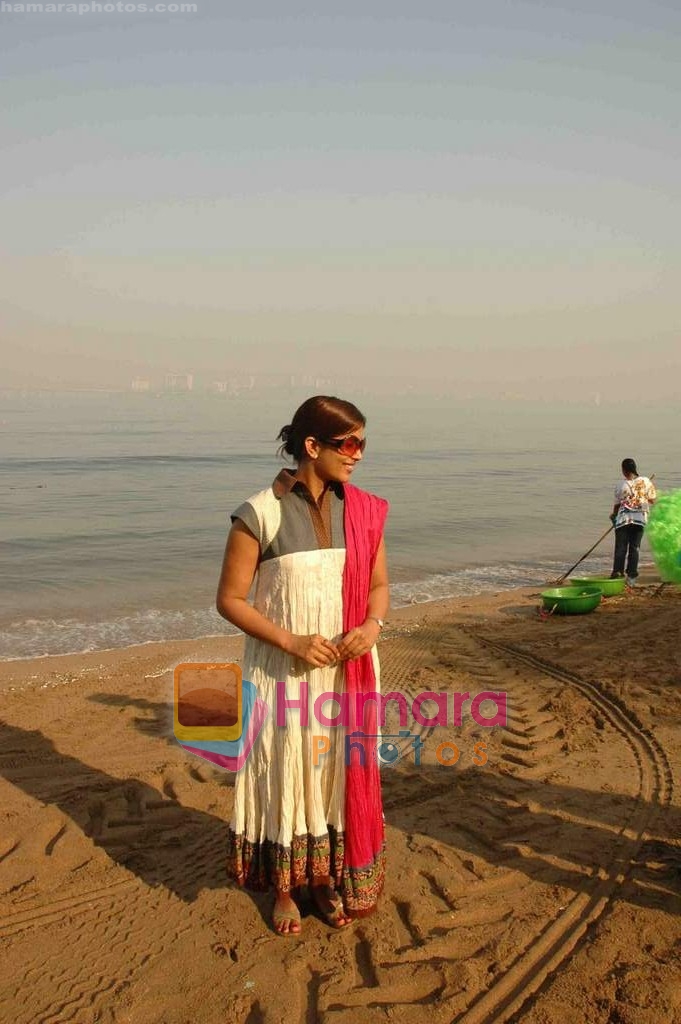 Sonali Kulkarni visited dadar beach for The Greenathon on 7th  Feb 2009  