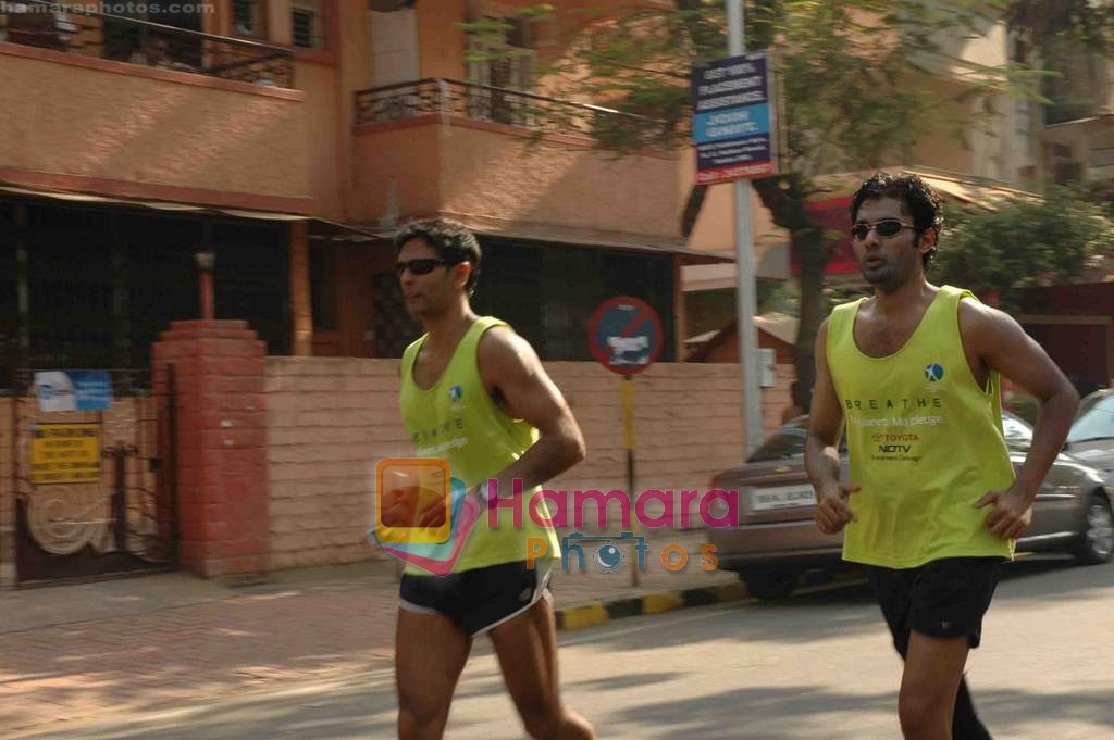 Milind Soman at Shivaji park continuing his 24 hours Marathon for The Greenathon