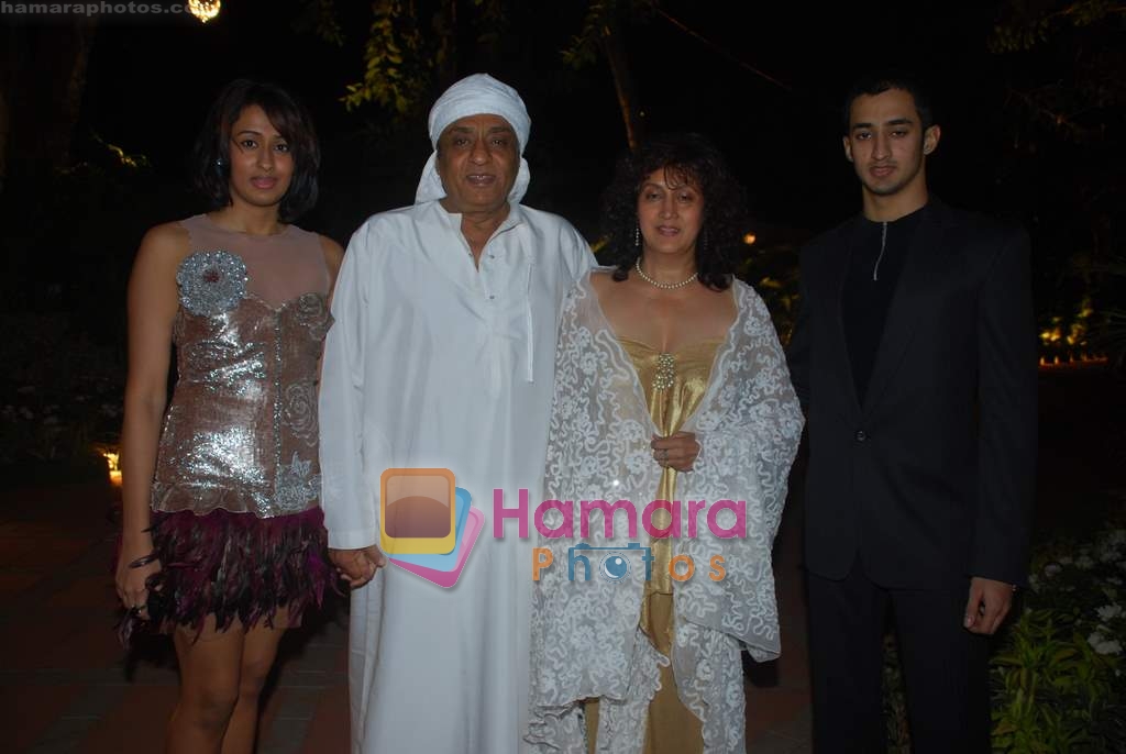 Ranjeet with Family at Ambika Hinduja wedding reception to Raman on 11th Feb 2009 