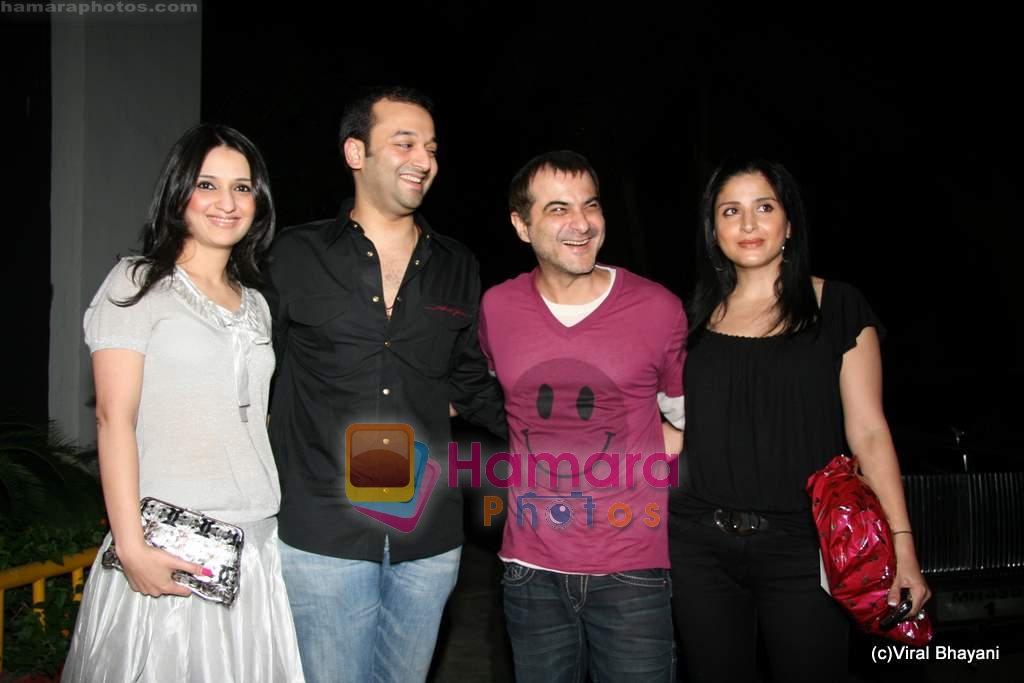 anu and sunny deewan with sanjay Kapoor and maheep kapoor at Farah Khan's triplets birthday bash on 11th Feb 2009 