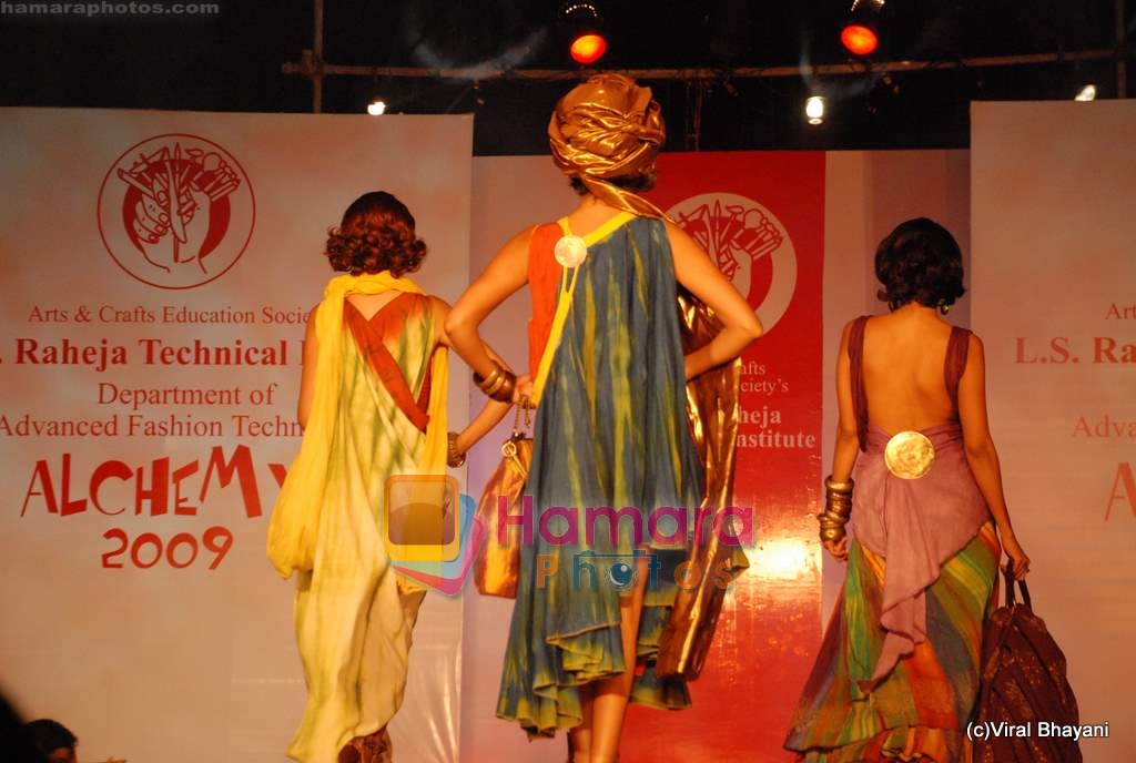 Binal Trivedi at show by Achala Sachdev for LS Raheja college in Bandra on 12th Feb 2009 