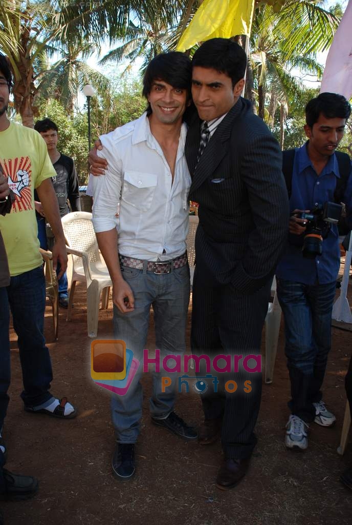 Karan Singh Grover, Mohnish Behl at Dill Mill Gaye on location in Madh on 13th Feb 2009