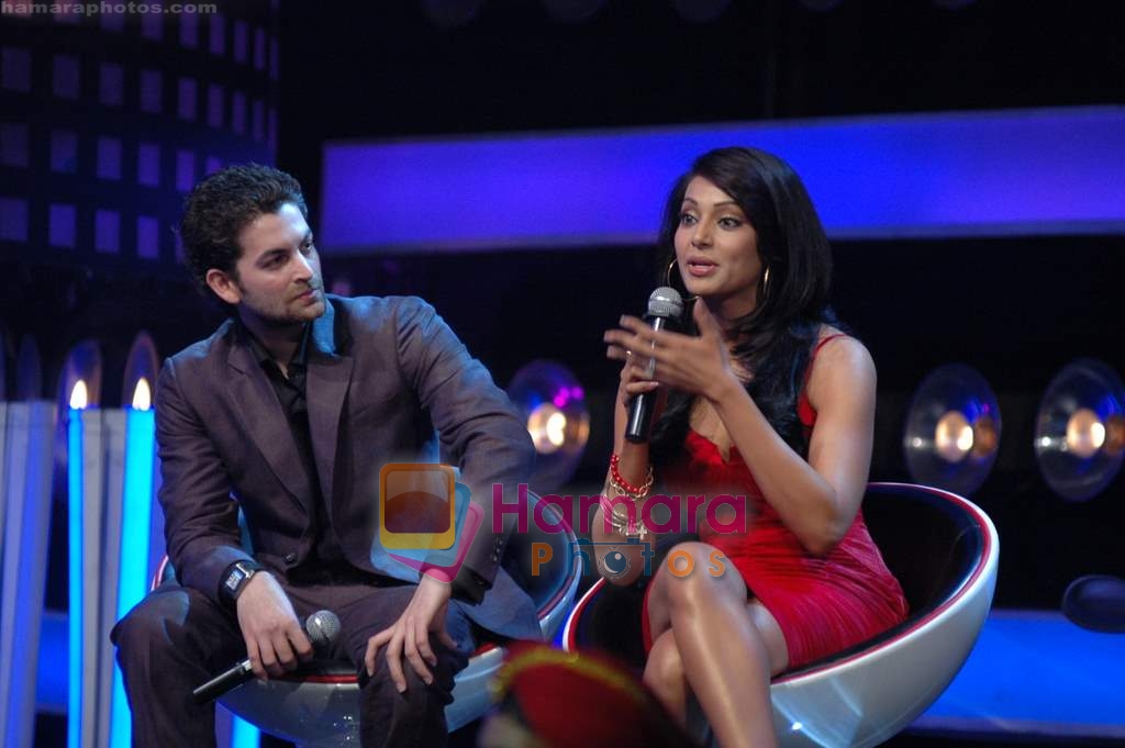 Neil Mukesh, Bipasha Basu at Aa Dekhen Zara Music Launch on Indian Idol sets in RK Studios on 14th Feb 2009 