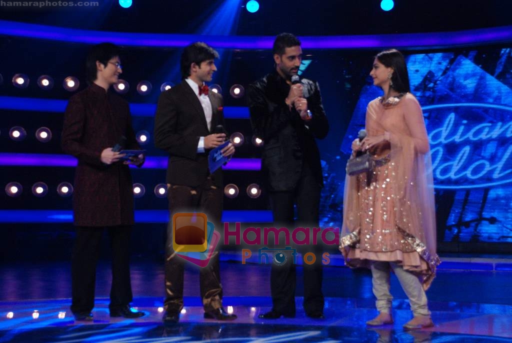 Sonam Kapoor, Abhishek Bachchan at Delhi 6 promotions on Indian Idol sets in RK Studios on 14th Feb 2009 