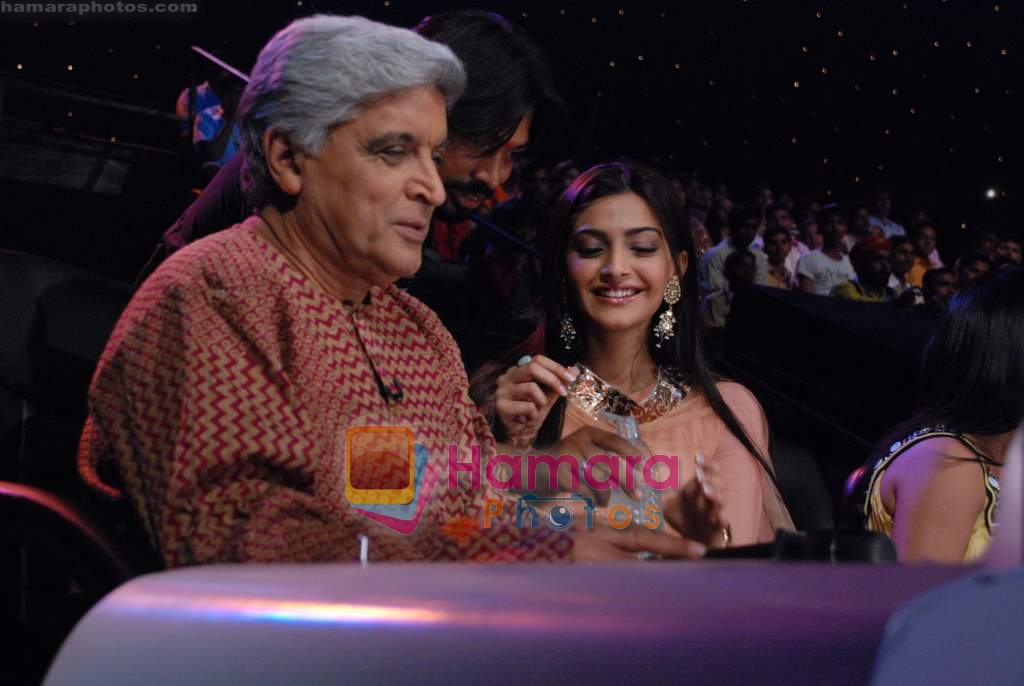 Sonam Kapoor, Javed Akhtar at Delhi 6 promotions on Indian Idol sets in RK Studios on 14th Feb 2009 