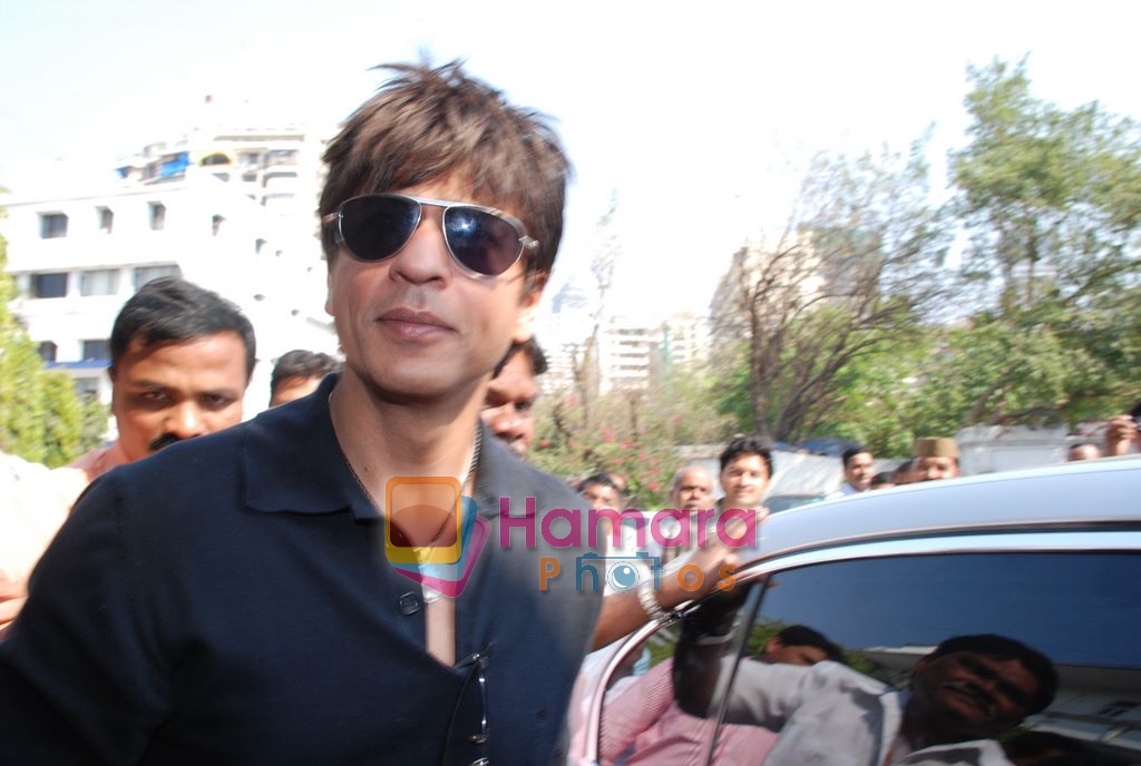 Shahrukh Khan arrives for his Surgery in Breach Candy Hospital, Mumbai on 16th Feb 2009 