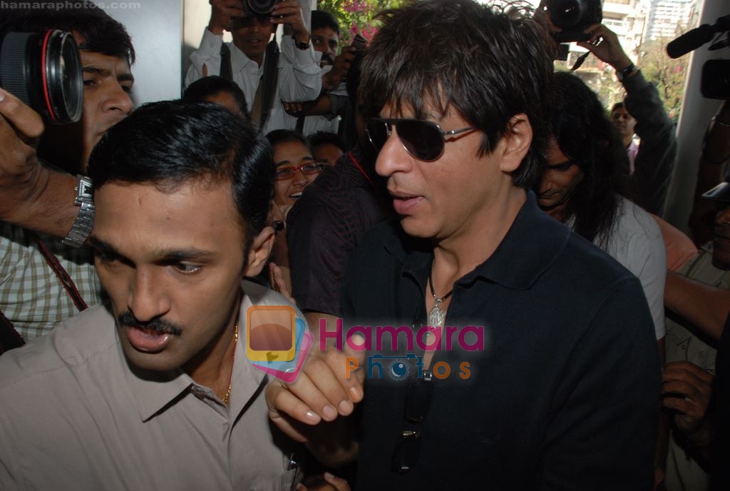 Shahrukh Khan arrives for his Surgery in Breach Candy Hospital, Mumbai on 16th Feb 2009 