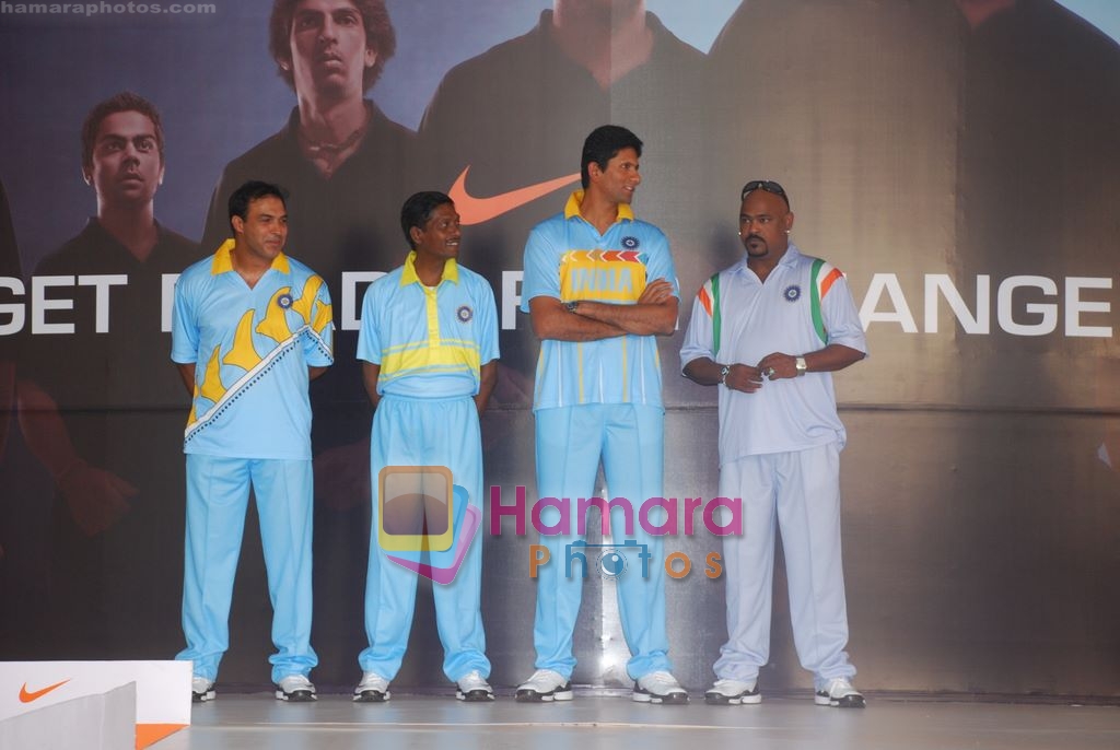 Venkatesh Prasad, Vinod Kambli at the unveiling of Team India's new jersey by Nike in Taj Lands End, Bandra on 18th Feb 2009 