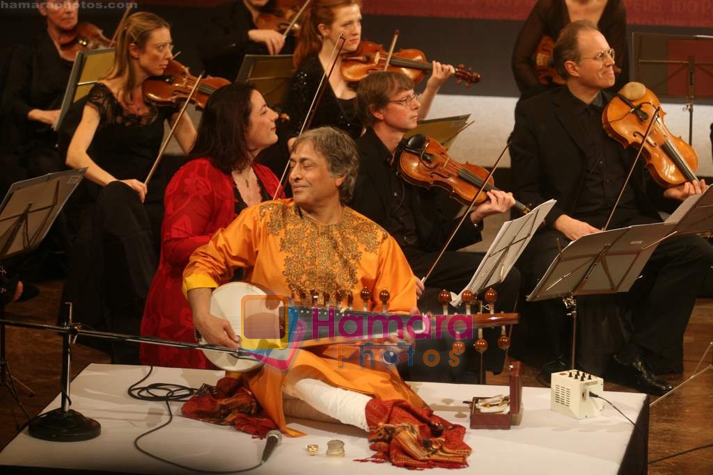 Ustad Amjad Ali Khan jams with Scottish Chamber Orchestra at Samaagam on 19th Feb 2009 