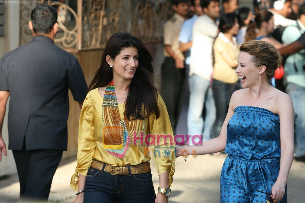 Twinkle Khanna, Kylie Minogue at Lunch Party for in Akshay Kumars Residence, Prime Beach apartments, Mumbai on 26th Feb 2009 