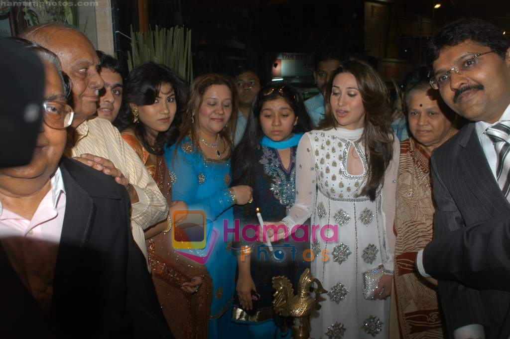 Karisma Kapoor inaugurates  Jewel World, the first jewellery mall in western India on 1st March 2009 