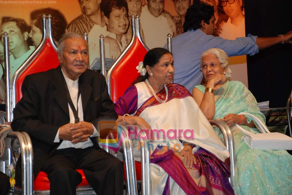 Asha Bhosle, Manohari Singh at RD Burman's assistant Manohari Singh's 80th birthday in Dinanath Mangeshkar Hall, Vile Parle East, Mumbai on 9th March 2009 